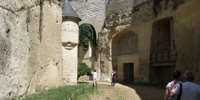 Visite des douves du château de Brézé