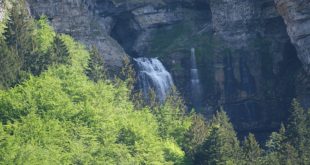 Résurgence du Guiers au Cirque de Saint-Même