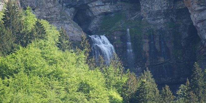 Résurgence du Guiers au Cirque de Saint-Même