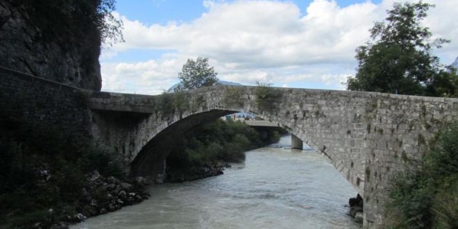 Le vieux pont de Cluses