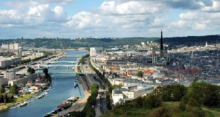 Rouen sur une boucle de la Seine