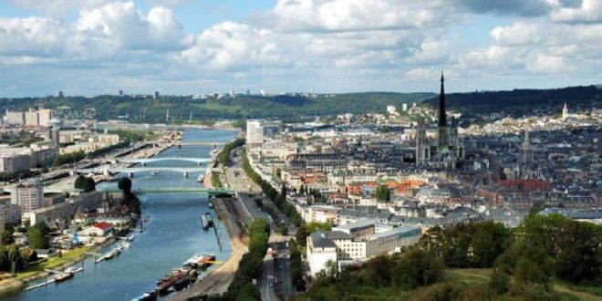 Rouen sur une boucle de la Seine