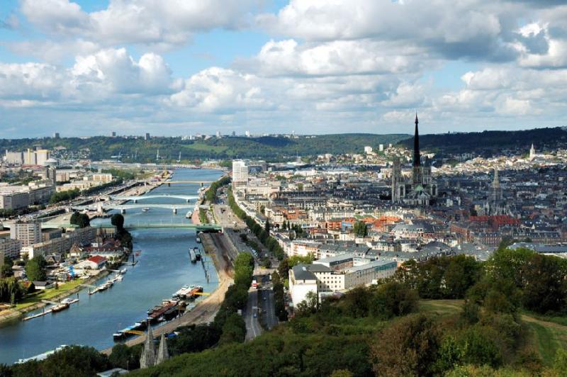 Rouen sur une boucle de la Seine