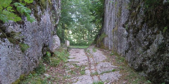 Passage taillé vers Villers-sous-Chalamont