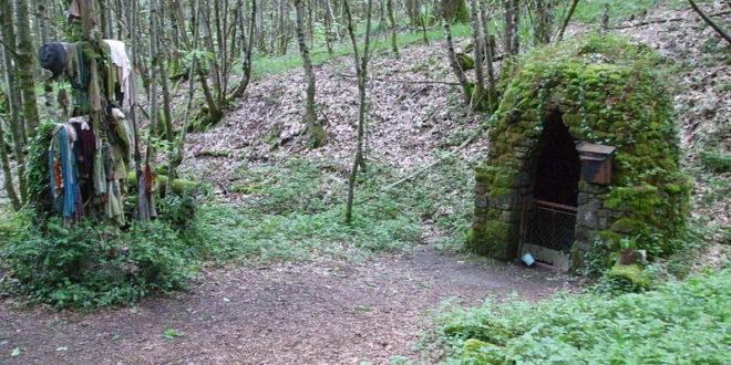 Fontaine à Dévotion à Saint-Barthélemy-de-Bussière