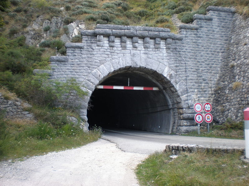 Tunnel du Roux vers Saint-Cirgues-en-Montagne