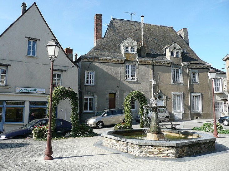 Place de Guesclin à Pouancé