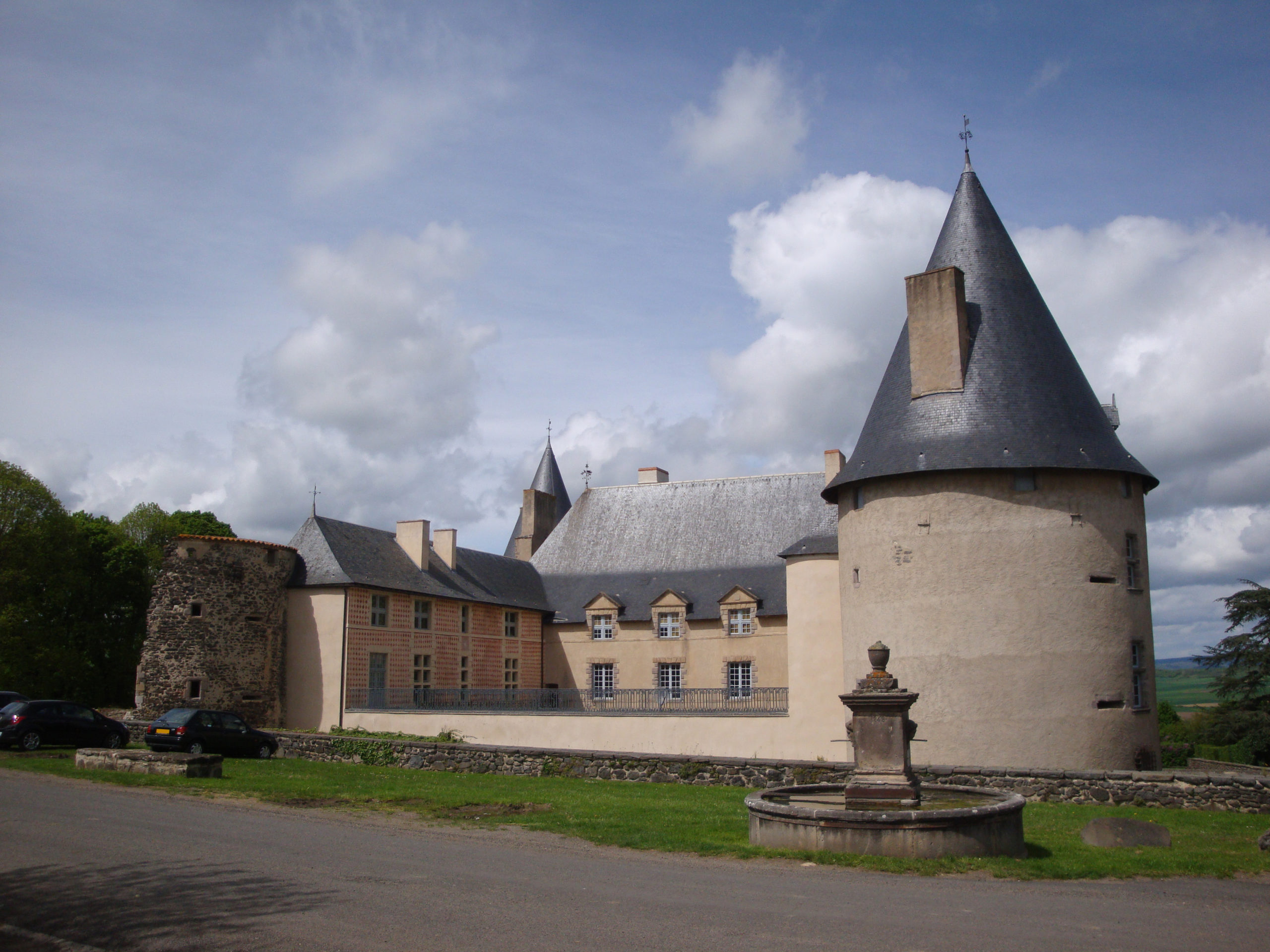 Le château de Villeneuve-Lembron.