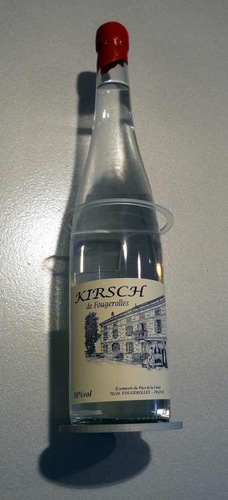 Une bouteille de kirsch à Fougerolles