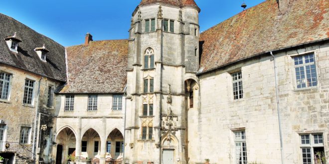 Cour intérieure du château de Gy