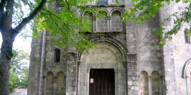 Facade de l'église de Puyferrand à Le Châtelet