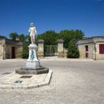 Statue à l'entrée du château de Lamarque.
