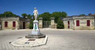 Statue à l'entrée du château de Lamarque.