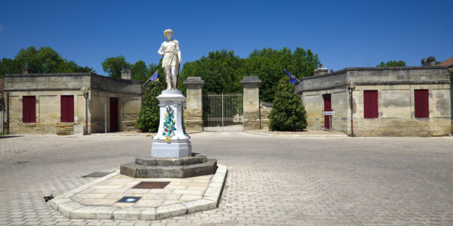 Statue à l'entrée du château de Lamarque.