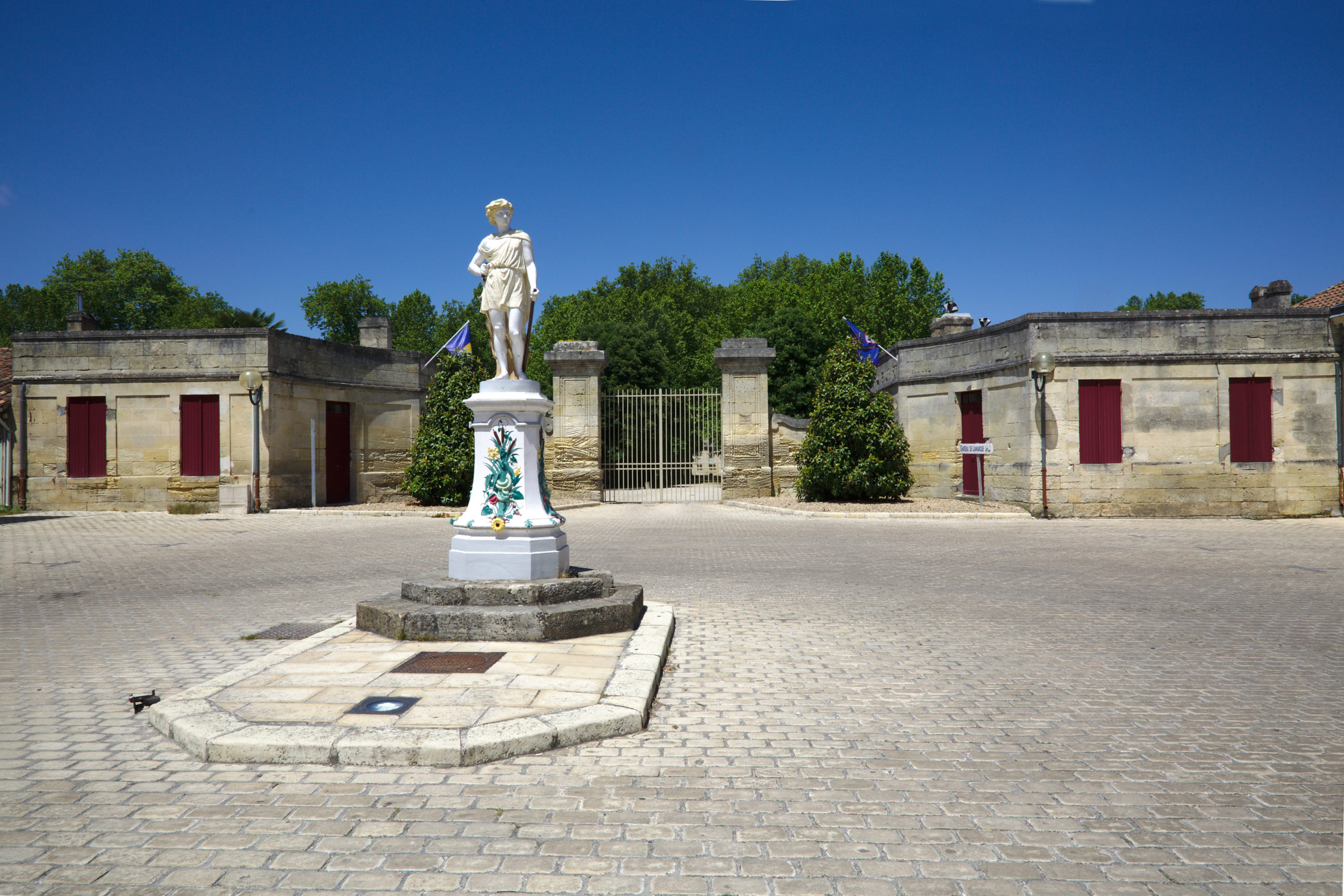 Statue à l'entrée du château de Lamarque.