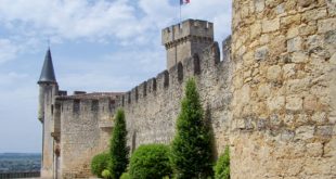 Vue du côté est du château de Sainte-Croix-du-Mont