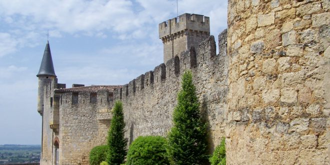 Vue du côté est du château de Sainte-Croix-du-Mont