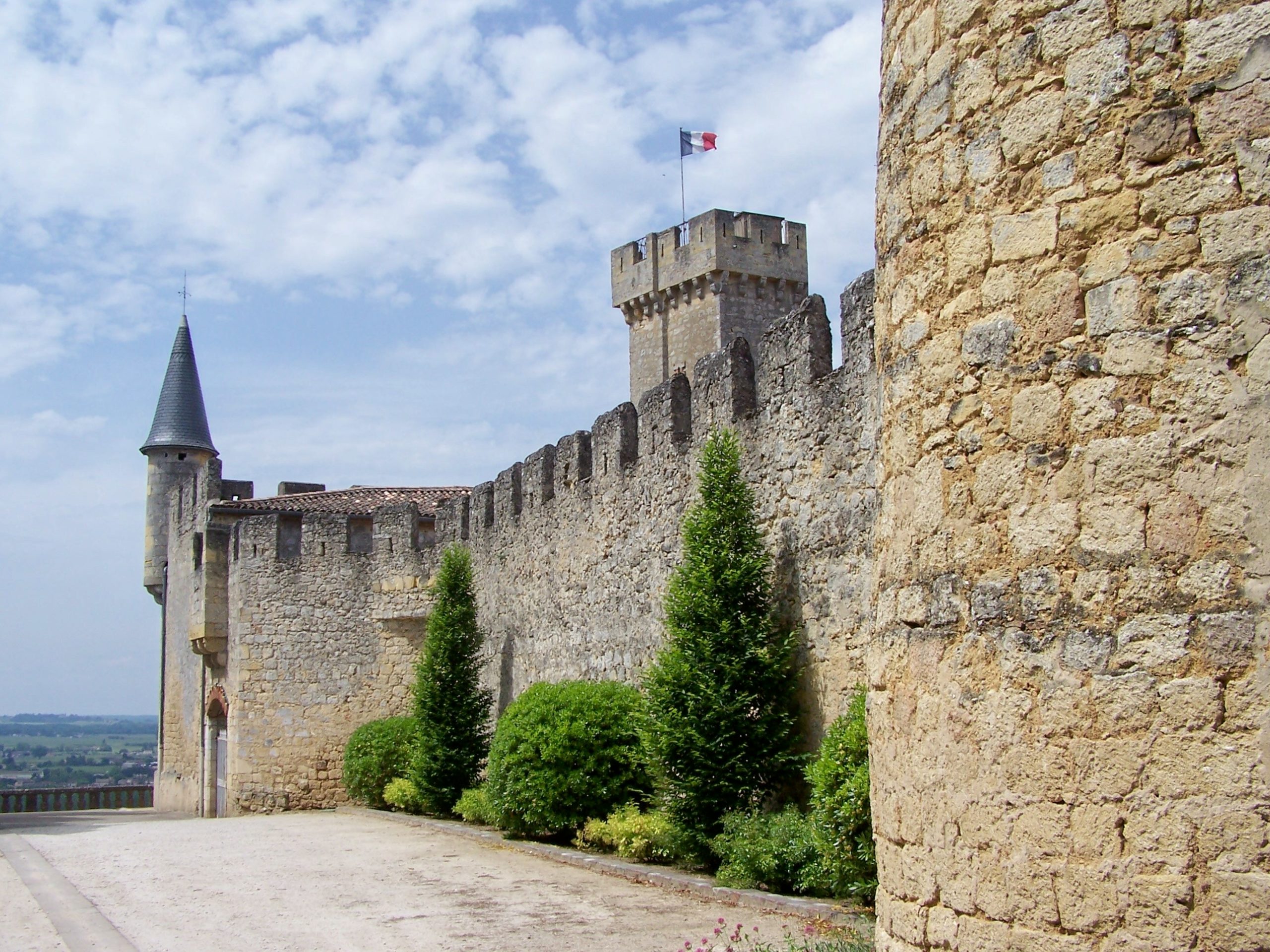 Vue du côté est du château de Sainte-Croix-du-Mont