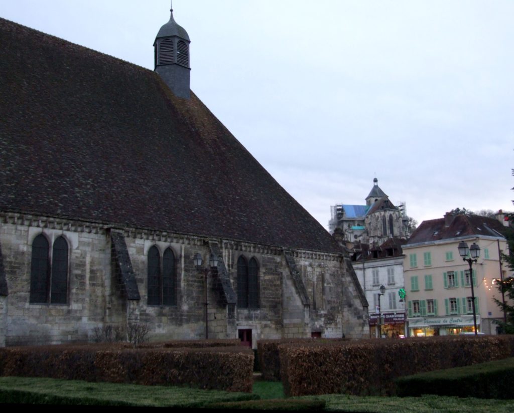 Hôtel-Dieu de Tonnerre avec en arrière-plan l'église Saint-Pierre