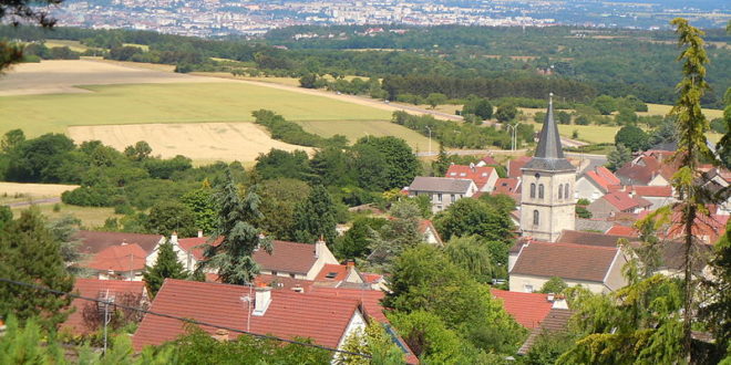 Corcelles-les-Monts depuis la rue du Châteu d'eau