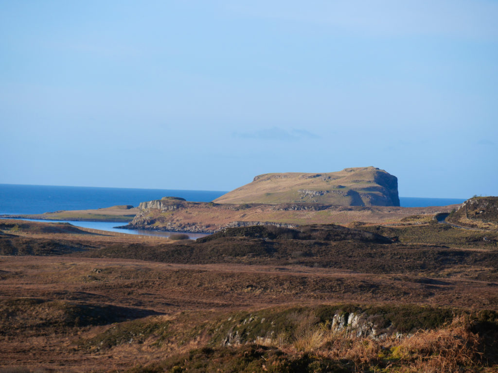 Le paysage derrière Le parking devant Dun Beag Broch