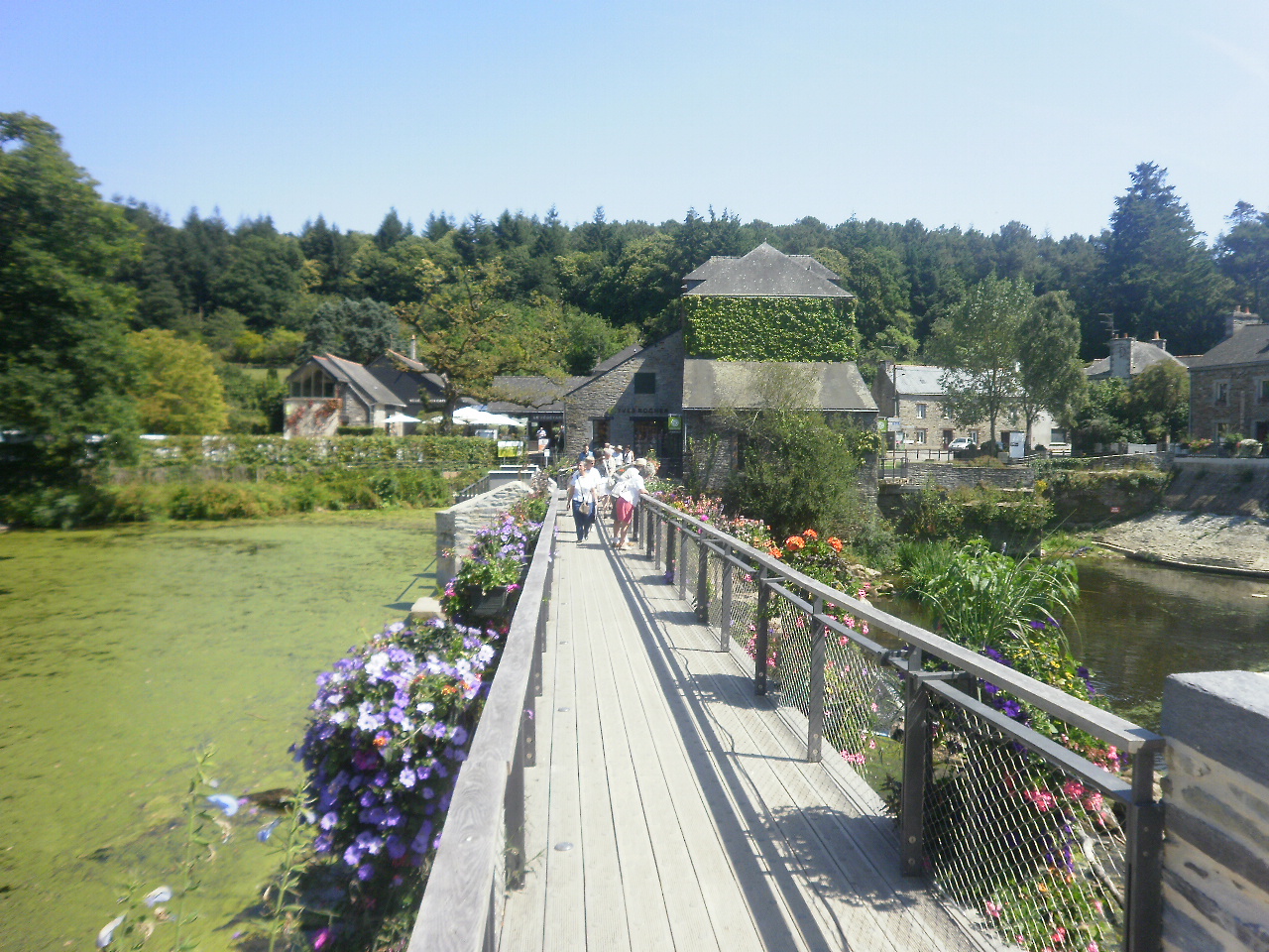La passerelle sur l'Aff à La Gacilly