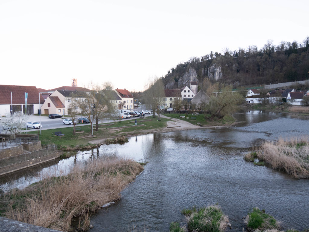Le parking avec vu sur le château de Harburg