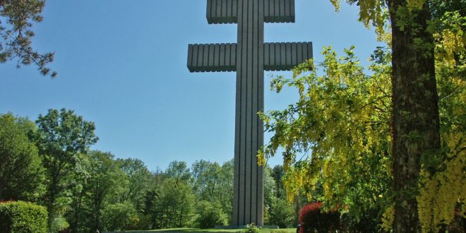 La Croix de Lorraine à Colombey-les-Deux-Églises