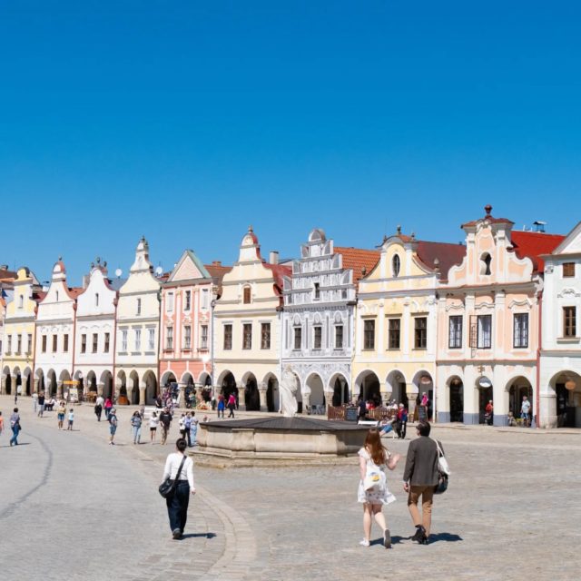 Gros coup de cœur à Telč. Faut dire que soleil, ça aide...
Entouré de plans d'eau, avec ses petites ruelles, sa grande place aux arcades et ses terrasses.

https://www.camping-car.eu.com/telc/