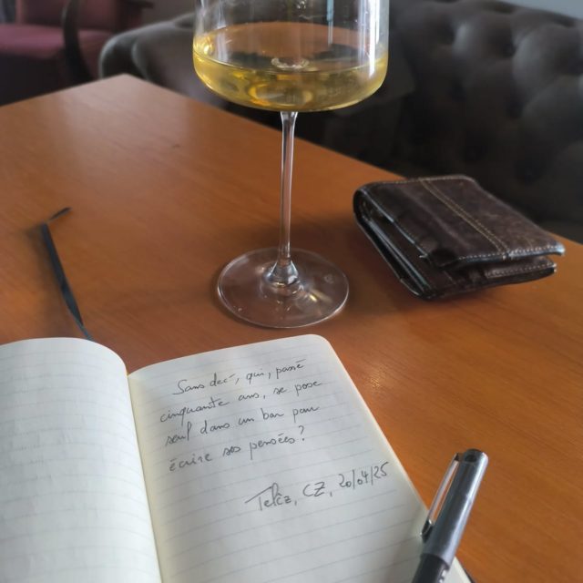 Sans dec', qui, passé cinquante ans, se pose seul dans un bar a l'autre bout du monde, se pose seul dans un bar pour écrire ?