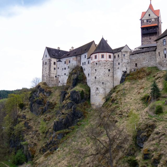 Le château de Loket, ou Hrad Loket en tchèque, est un château gothique du XIIe siècle situé dans la ville de Loket, en République tchèque. Il surplombe la rivière Ohře et se dresse sur un promontoire rocheux, lui donnant une allure de conte de fées.
Au cours de son histoire, Loket a servi de forteresse stratégique, de résidence royale (notamment pour le roi Charles IV qui y fut emprisonné enfant), et même de prison. Il est réputé pour ses défenses robustes et sa capacité à avoir résisté à de nombreux sièges.
Aujourd'hui, le château de Loket est ouvert au public et propose diverses expositions, notamment une collection de porcelaines historiques et une exposition sur les instruments de torture médiévaux dans ses cachots bien conservés. Les visiteurs peuvent également admirer une météorite tombée près de la ville au XVe siècle, conservée dans le château. Des événements culturels, des foires et des tournois y sont régulièrement organisés, ce qui en fait une attraction touristique populaire tout au long de l'année.
https://www.camping-car.eu.com/loket/